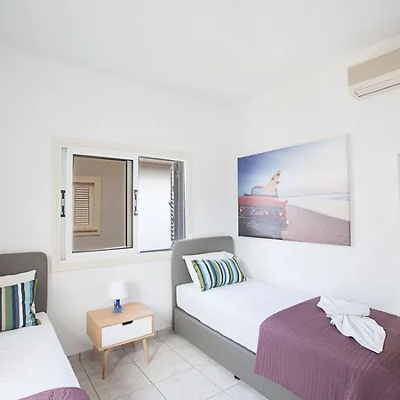 Lefko Sunshine - Lovely 4 Bedroom With Pool - 2 Minute Walk To Fig Tree Bay *
